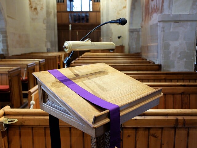 Pulpit with a microphone for speech enhancement