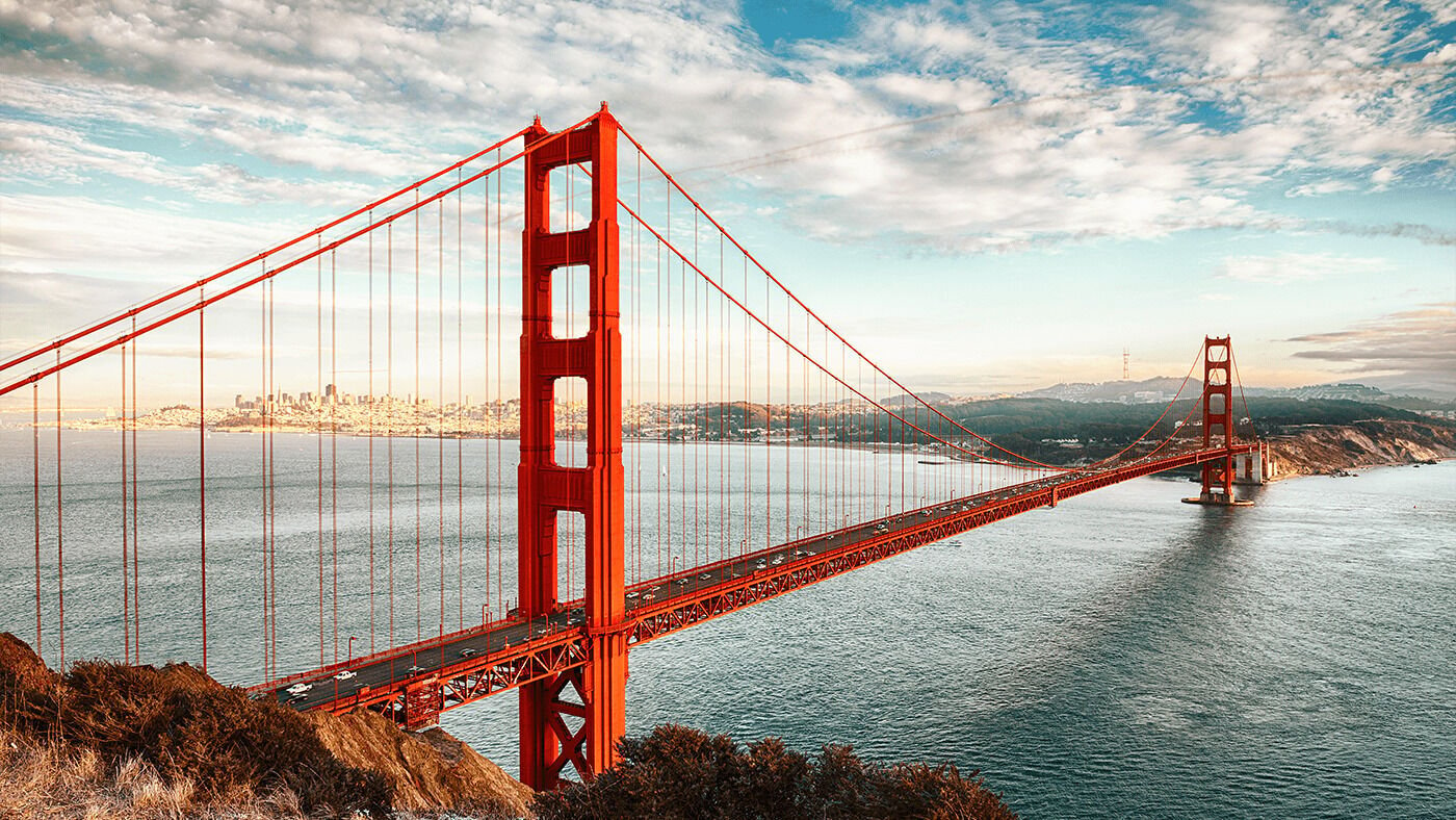 An wide shot of the Golden Gate Bridge in the early morning