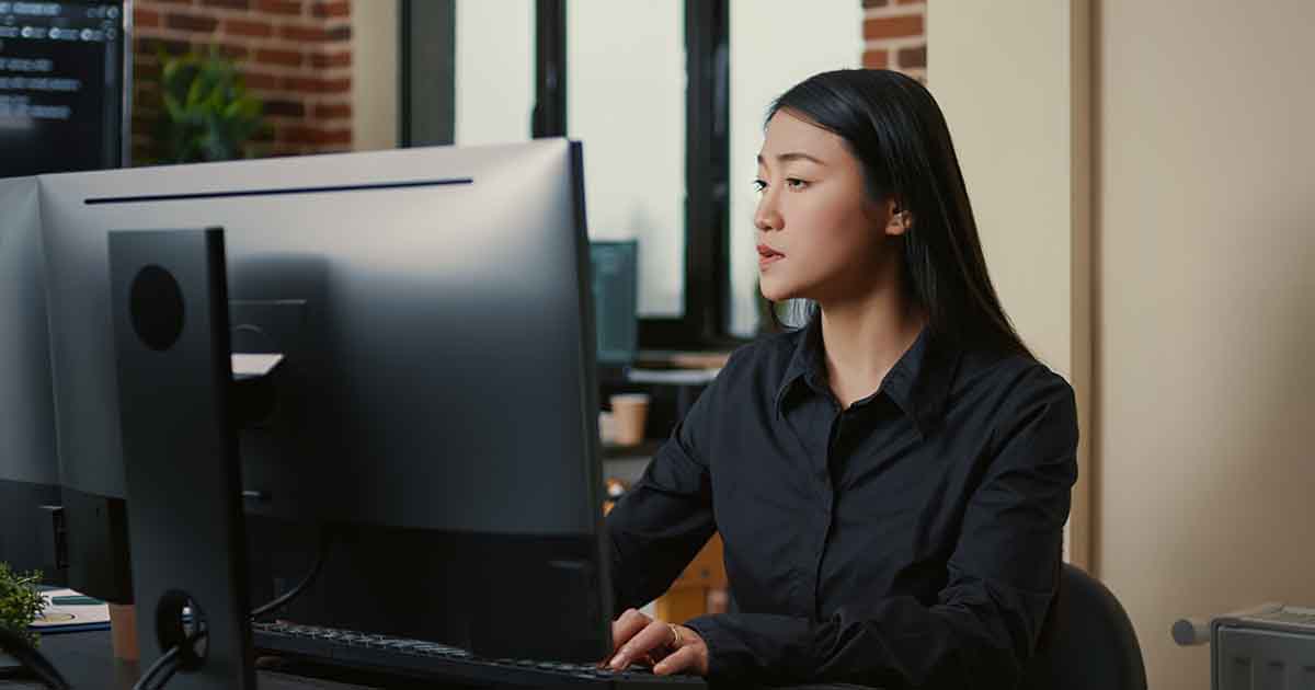 Woman in front of a computer